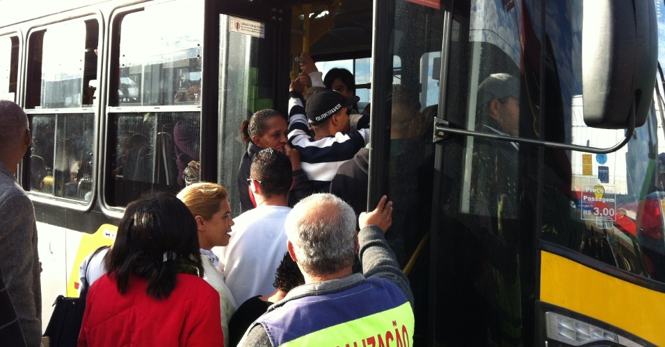 5.jun.2014 - Passageiros tentam embarcar em ônibus no terminal Itaquera, na zona leste de São Paulo. O ônibus segue para o terminal Parque Dom Pedro 2º em manhã de trânsito complicado devido à paralisação de metroviários