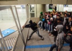 Passageiro força entrada na estação Corinthians-Itaquera do metrô de SP - Peter Leone/ Futura Press/ Estadão Conteúdo