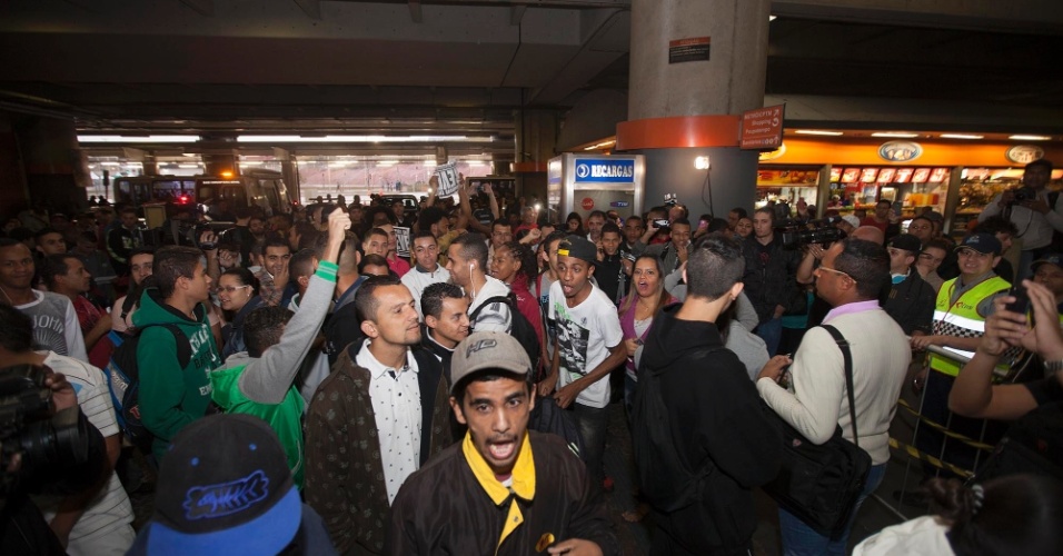 6.jun.2014 - A estação Itaquera de trem abriu às 7h15, neste segundo dia de greve dos metroviários de São Paulo. Na quinta-feira (5) ela foi fechada preventivamente, o que resultou em tumultos e depredação no local