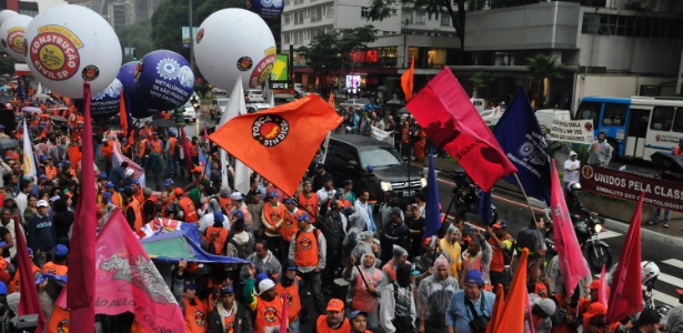 6.jun.2014 - Trabalhadores ligados à Força Sindical fazem protesto na avenida Paulista - J. Duran Machfee/Futura Press/Estadão Conteúdo