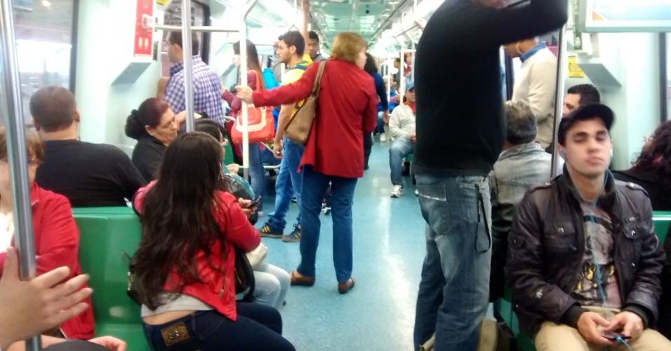 6.jun.2014 - Passageiros embarcam na estação Bresser, na linha 3-vermelha do metrô em São Paulo. As três principais linhas do sistema de metrô operam parcialmente nesta sexta-feira (6): a linha 1-azul opera da estação Paraíso à Luz, a linha 2-verde da Paraíso à Clínicas e a linha 3-vermelha de Bresser Mooca até Santa Cecília. As linhas 5-lilás e 4-amarela operam normalmente, com todas as estações abertas
