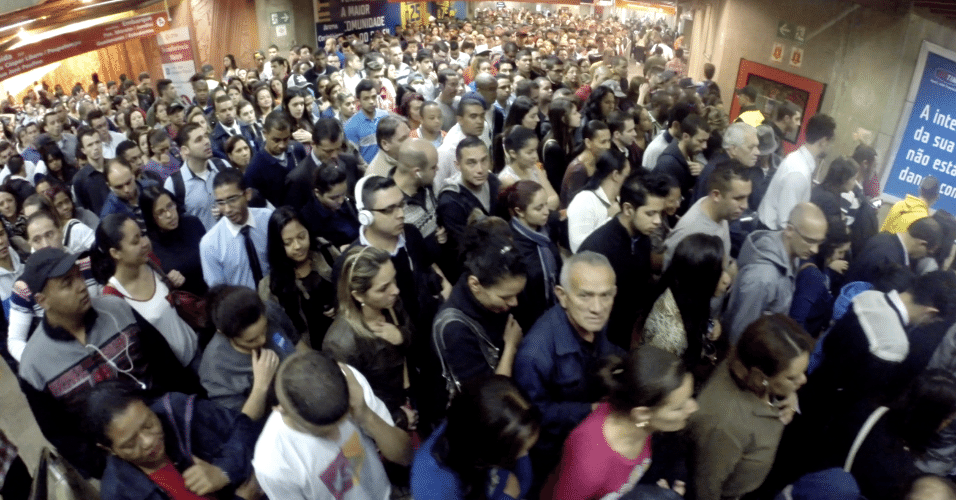6.jun.2014 - Passageiros fazem a transferência da CPTM para o metrô na estação da Luz em São Paulo. A linha 1-azul opera da estação Paraíso à Luz. A linha 4-amarela que liga a Luz ao Butantã funciona normalmente