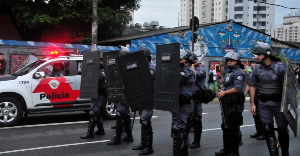 6.jun.2014 - Policiais militares usam escudos durante manifestação de metroviários na Radial Leste, nas imediações da estação Tatuapé, na zona leste da cidade de São Paulo, no fim da tarde desta sexta-feira (06). A categoria está paralisada desde essa quinta-feira (5)