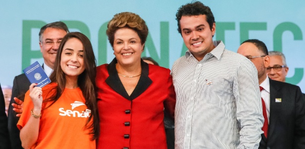 Presidente Dilma Rousseff posa para fotos durante cerimônia de formatura de alunos do Pronatec - Roberto Stuckert Filho/Presidência da República 