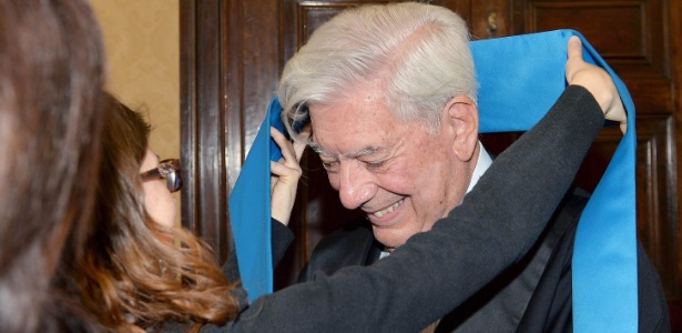7.jun.2014 - O nobel de Literatura, o escrito peruano Mario Vargas Llosa, recebe título honoris causa "Línguas e Literatura Euro-americana" durante cerimônia na Universidade de Turim, na Itália - Alessandro di Marco/EPA/EFE