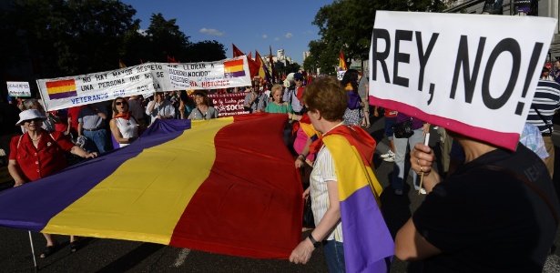 Manifestantes seguram bandeiras e faixas durante protesto em Madri, na Espanha, no último sábado (7). Eles exigem um referendo sobre a monarquia após a abdicação do rei Juan Carlos - Gerard Julien
