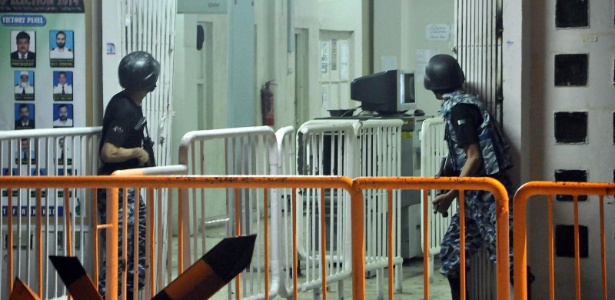 Agente de segurança age durante ataque ao aeroporto - Shahzaib Akber/EPA/EFE