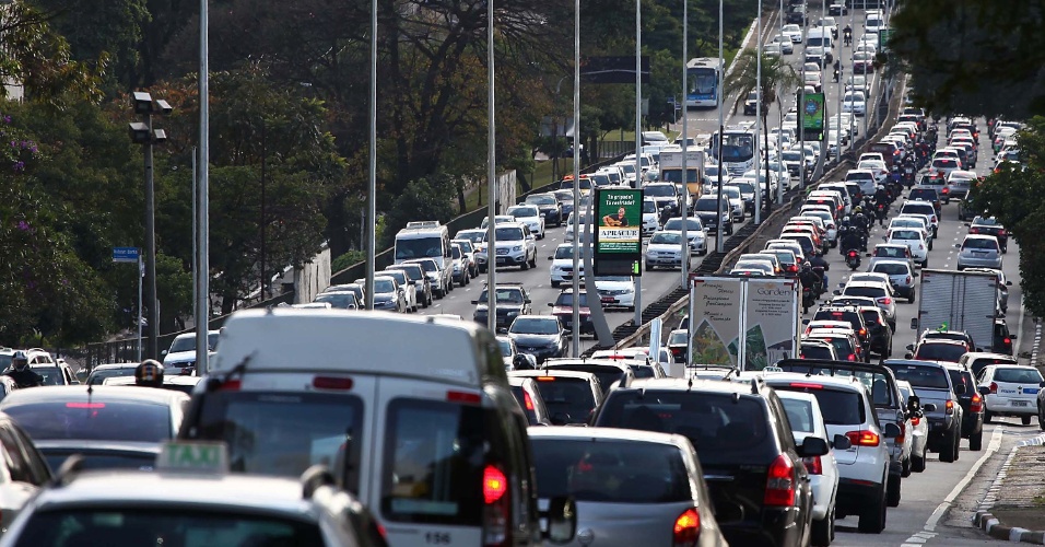 9.jun.2014 - A avenida Rubem Berta, em São Paulo, apresenta trânsito intenso na manhã desta segunda-feira, como reflexo da greve dos metroviários