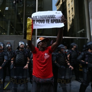Manifestante com cartaz durante greve do Metrô-SP - Danilo Verpa/Folhapress