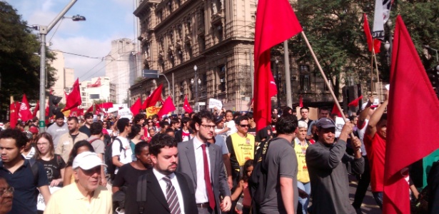 Manifestantes demonstram apoio aos metroviários de São Paulo durante protesto no centro de São Paulo - Wellington Ramalhoso/UOL