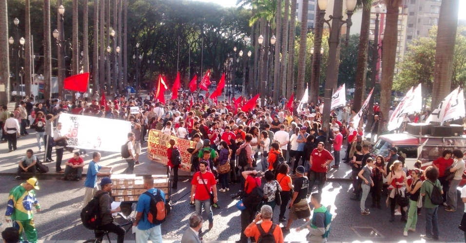 9.jun.2014 - Manifestantes se concentram na Praça da Sé na manhã desta segunda-feira em protesto em apoio à greve dos metroviários de São Paulo