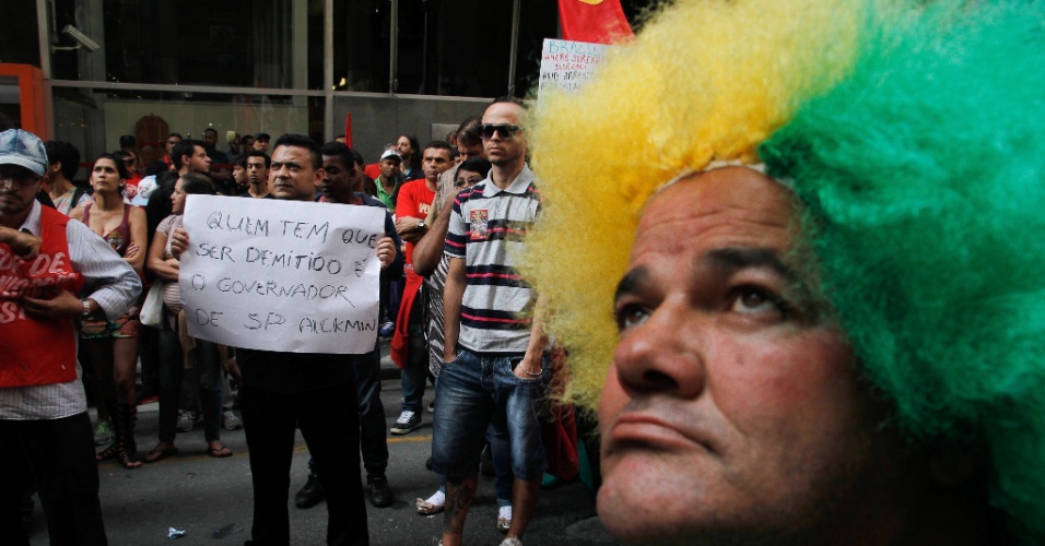 9.jun.2014 - Metroviários em greve criticam o governador de São Paulo Geraldo Alckmin por causa da demissão por justa causa de funcionários 