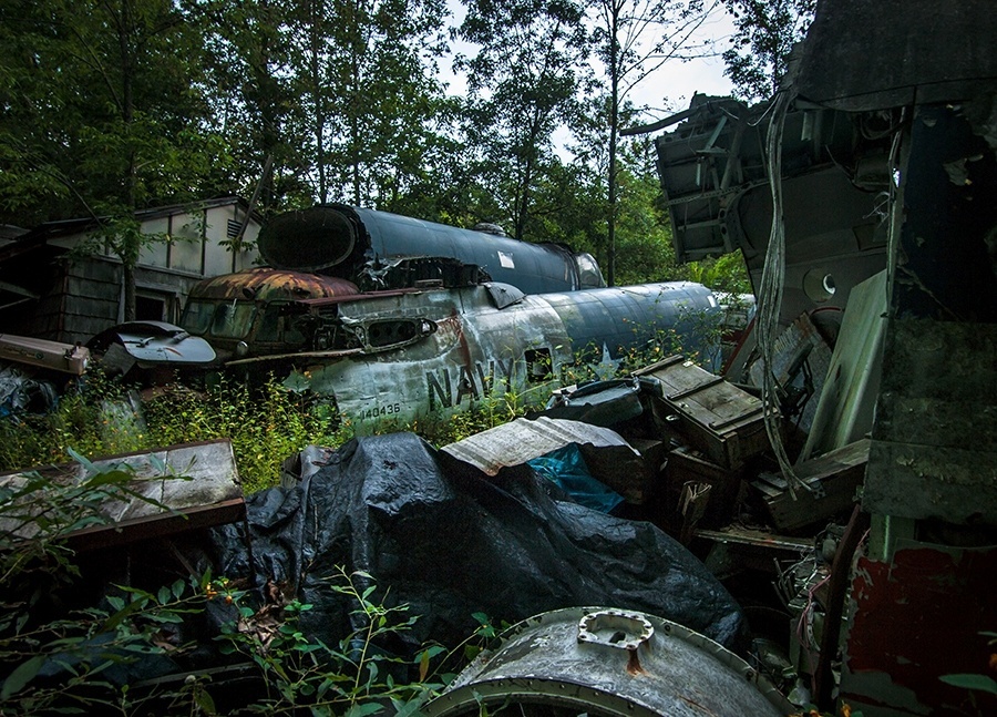 9.jun.2014 - O fotógrafo norte-americano Johnny Joo teve acesso a uma coleção incrível de aviões da 2ª Guerra Mundial. As aeronaves foram compradas por Walter Soplata, dono de um ferro-velho, e guardadas em um terreno em Ohio. As fotos estão no livro ?Empty Spaces? (Espaços vazios, em tradução livre, disponível em http://architecturalafterlife.com/empty-spaces/) sobre o cinturão da ferrugem, área da industrialização mais antiga, no nordeste dos EUA - Facebook/UrbanExplorationUS/Johnny Joo