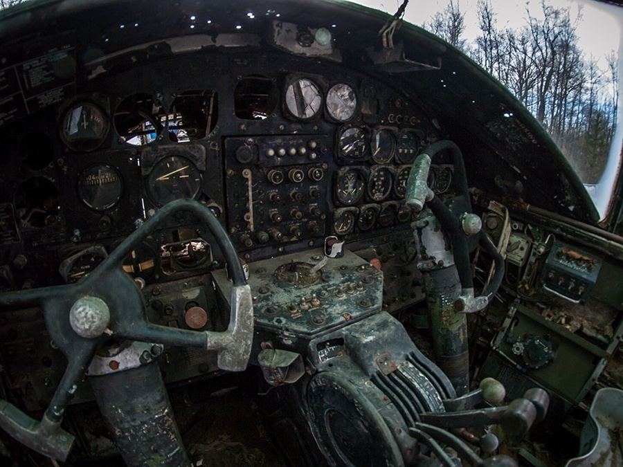 9.jun.2014 - O fotógrafo norte-americano Johnny Joo teve acesso a uma coleção incrível de aviões da 2ª Guerra Mundial. As aeronaves foram compradas por Walter Soplata, dono de um ferro-velho, e guardadas em um terreno em Ohio. As fotos estão no livro ?Empty Spaces? (Espaços vazios, em tradução livre, disponível em http://architecturalafterlife.com/empty-spaces/) sobre o cinturão da ferrugem, área da industrialização mais antiga, no nordeste dos EUA - Facebook/UrbanExplorationUS/Johnny Joo