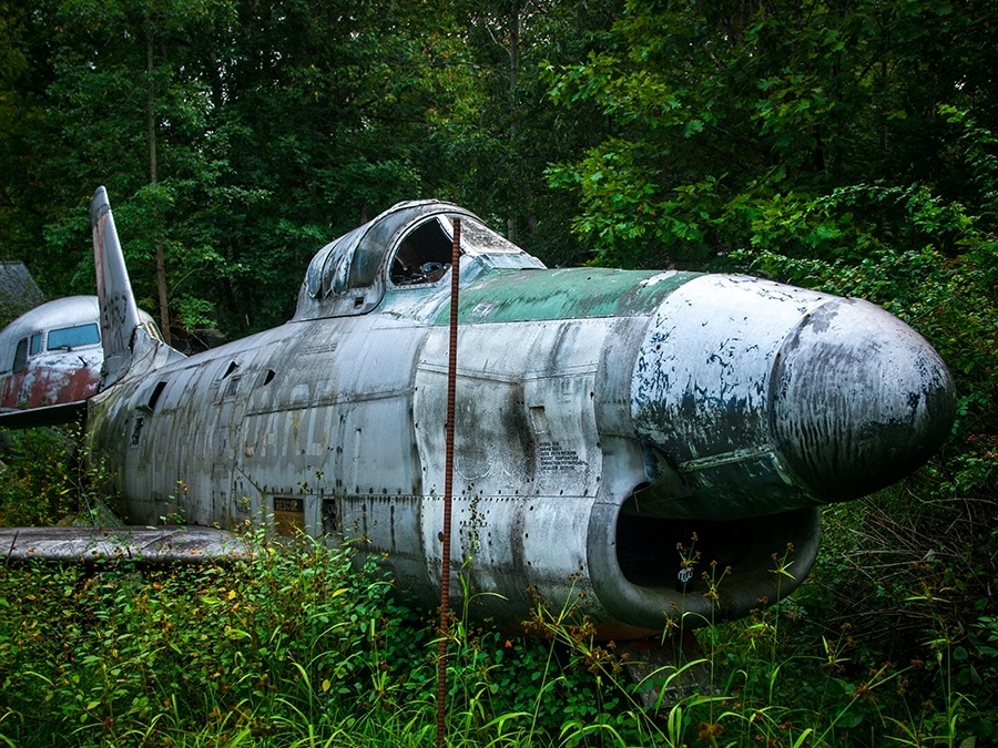 9.jun.2014 - O fotógrafo norte-americano Johnny Joo teve acesso a uma coleção incrível de aviões da 2ª Guerra Mundial. As aeronaves foram compradas por Walter Soplata, dono de um ferro-velho, e guardadas em um terreno em Ohio. As fotos estão no livro ?Empty Spaces? (Espaços vazios, em tradução livre, disponível em http://architecturalafterlife.com/empty-spaces/) sobre o cinturão da ferrugem, área da industrialização mais antiga, no nordeste dos EUA - Facebook/UrbanExplorationUS/Johnny Joo