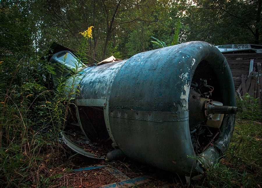 9.jun.2014 - O fotógrafo norte-americano Johnny Joo teve acesso a uma coleção incrível de aviões da 2ª Guerra Mundial. As aeronaves foram compradas por Walter Soplata, dono de um ferro-velho, e guardadas em um terreno em Ohio. As fotos estão no livro ?Empty Spaces? (Espaços vazios, em tradução livre, disponível em http://architecturalafterlife.com/empty-spaces/) sobre o cinturão da ferrugem, área da industrialização mais antiga, no nordeste dos EUA - Facebook/UrbanExplorationUS/Johnny Joo
