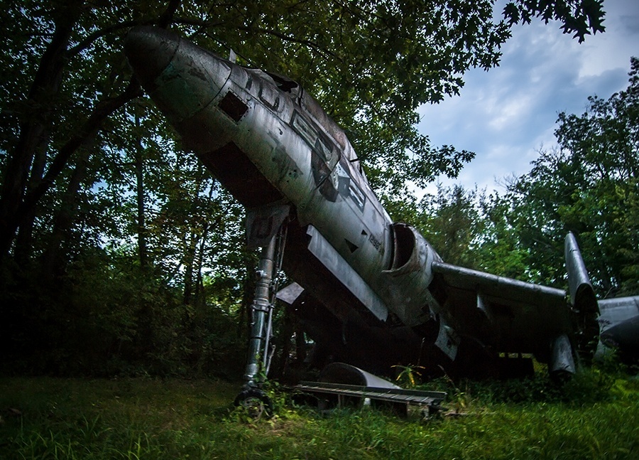 9.jun.2014 - O fotógrafo norte-americano Johnny Joo teve acesso a uma coleção incrível de aviões da 2ª Guerra Mundial. As aeronaves foram compradas por Walter Soplata, dono de um ferro-velho, e guardadas em um terreno em Ohio. As fotos estão no livro ?Empty Spaces? (Espaços vazios, em tradução livre, disponível em http://architecturalafterlife.com/empty-spaces/) sobre o cinturão da ferrugem, área da industrialização mais antiga, no nordeste dos EUA - Facebook/UrbanExplorationUS/Johnny Joo