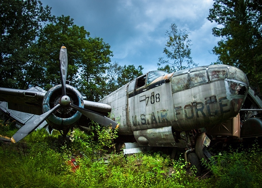 9.jun.2014 - O fotógrafo norte-americano Johnny Joo teve acesso a uma coleção incrível de aviões da 2ª Guerra Mundial. As aeronaves foram compradas por Walter Soplata, dono de um ferro-velho, e guardadas em um terreno em Ohio. As fotos estão no livro ?Empty Spaces? (Espaços vazios, em tradução livre, disponível em http://architecturalafterlife.com/empty-spaces/) sobre o cinturão da ferrugem, área da industrialização mais antiga, no nordeste dos EUA - Facebook/UrbanExplorationUS/Johnny Joo