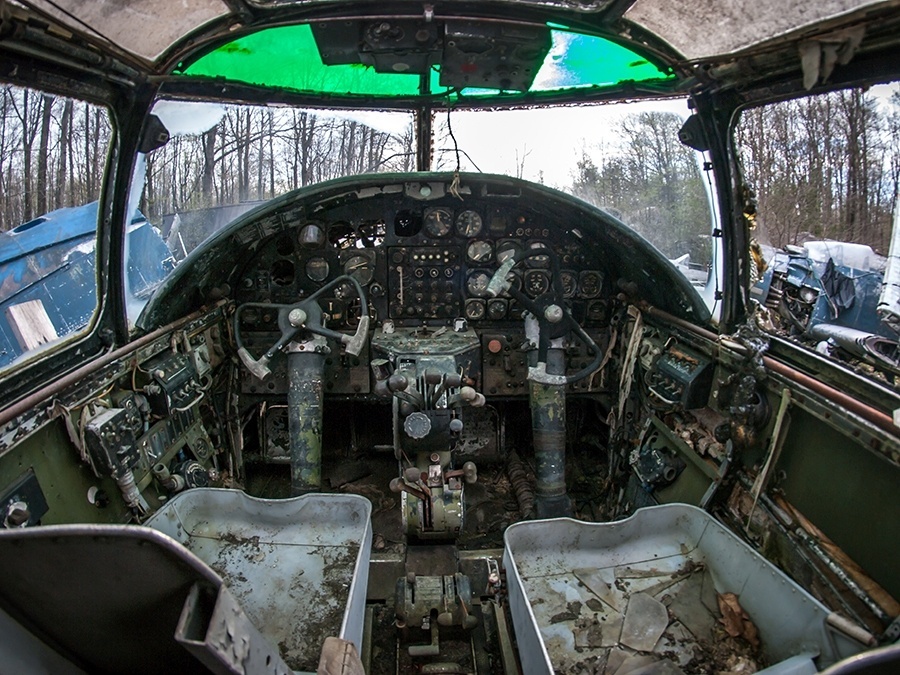 9.jun.2014 - O fotógrafo norte-americano Johnny Joo teve acesso a uma coleção incrível de aviões da 2ª Guerra Mundial. As aeronaves foram compradas por Walter Soplata, dono de um ferro-velho, e guardadas em um terreno em Ohio. As fotos estão no livro ?Empty Spaces? (Espaços vazios, em tradução livre, disponível em http://architecturalafterlife.com/empty-spaces/) sobre o cinturão da ferrugem, área da industrialização mais antiga, no nordeste dos EUA - Facebook/UrbanExplorationUS/Johnny Joo
