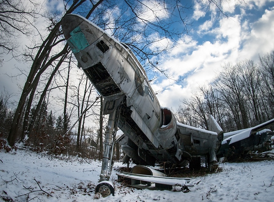 9.jun.2014 - O fotógrafo norte-americano Johnny Joo teve acesso a uma coleção incrível de aviões da 2ª Guerra Mundial. As aeronaves foram compradas por Walter Soplata, dono de um ferro-velho, e guardadas em um terreno em Ohio. As fotos estão no livro ?Empty Spaces? (Espaços vazios, em tradução livre, disponível em http://architecturalafterlife.com/empty-spaces/) sobre o cinturão da ferrugem, área da industrialização mais antiga, no nordeste dos EUA - Facebook/UrbanExplorationUS/Johnny Joo