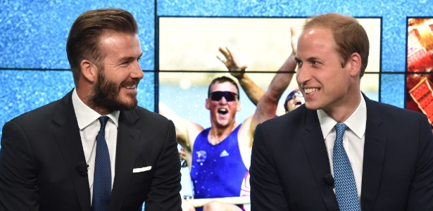 O príncipe William (dir.) e o jogador de futebol britânico David Beckham participam de evento de lançamento da campanha "WhoseSideAreYouOn" ("de que lado você está"), em favor de animais em extinção, em Londres  - Leon Neal/AFP