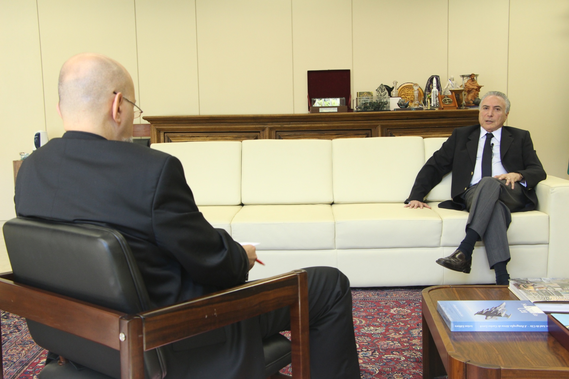 9.jun.2014 - O vice-presidente da República Michel Temer (PMDB-SP) concede entrevista ao blogueiro do UOL Josias de Souza - Kleyton Amorim/UOL