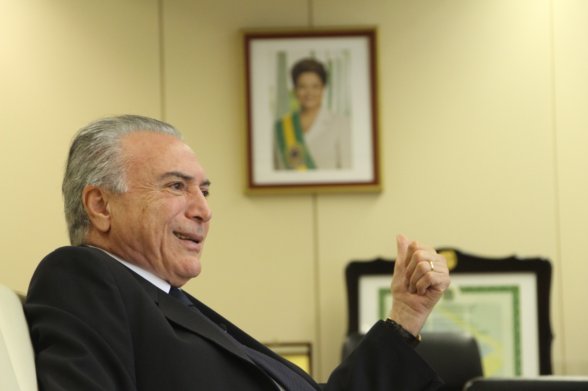 9.jun.2014 - O vice-presidente da República Michel Temer (PMDB-SP) concede entrevista ao blogueiro do UOL Josias de Souza - Kleyton Amorim/UOL