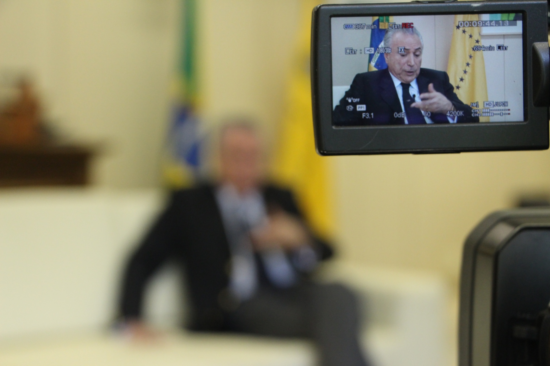9.jun.2014 - O vice-presidente da República Michel Temer (PMDB-SP) concede entrevista ao blogueiro do UOL Josias de Souza - Kleyton Amorim/UOL