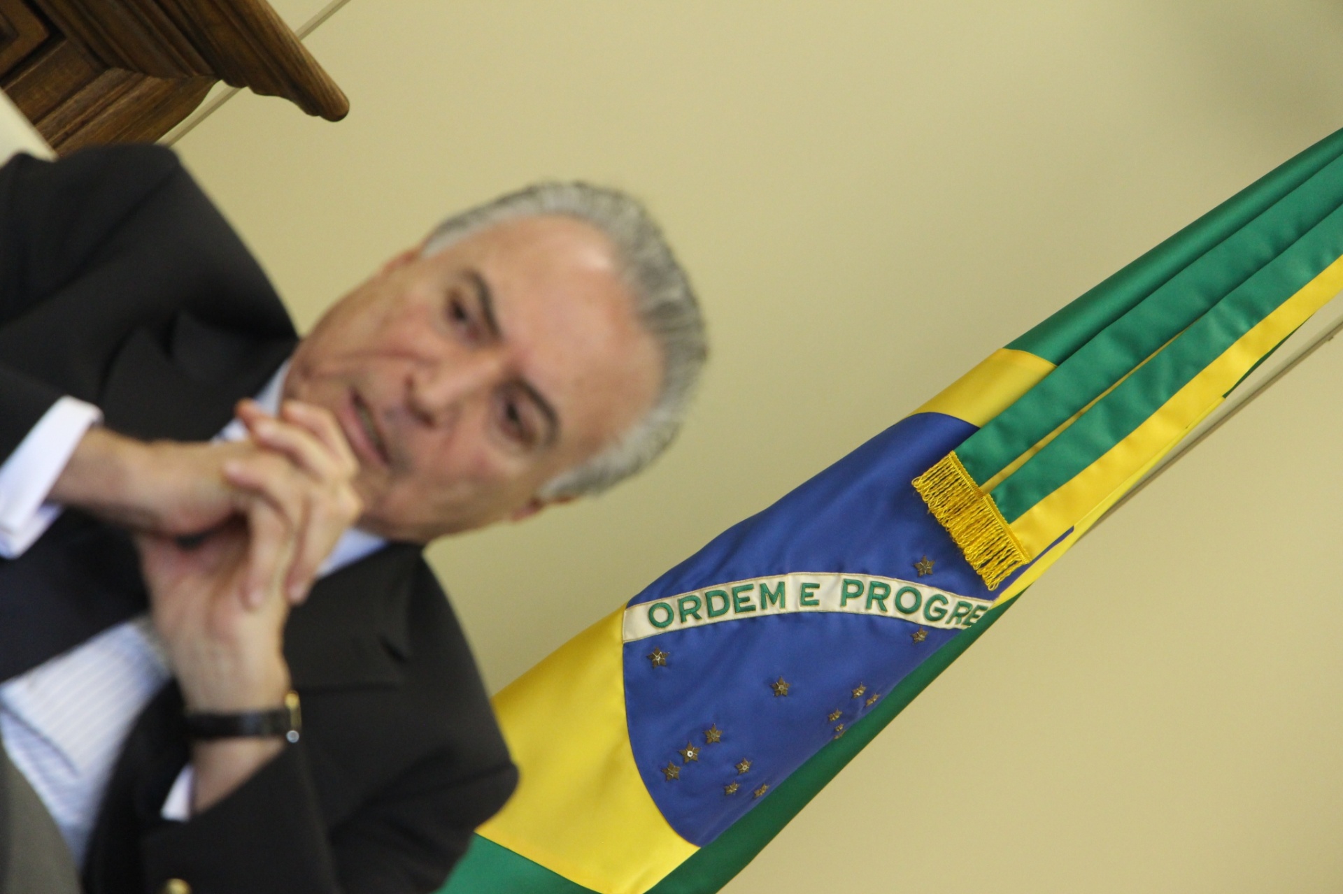 9.jun.2014 - O vice-presidente da República Michel Temer (PMDB-SP) concede entrevista ao blogueiro do UOL Josias de Souza - Kleyton Amorim/UOL