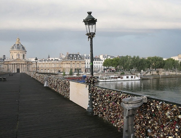 Parte da ponte histórica "Pont des Arts" desabou por causa do peso dos cadeados - Jacques Demarthon/ AFP