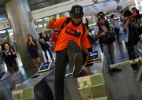 Passageiro pula a catraca no quinto dia de greve do Metrô em SP - Kai Pfaffenbach/ Reuters