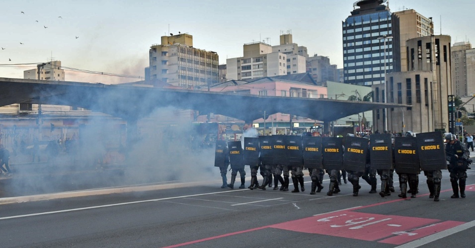 9.jun.2014 - Polícia lança gás lacrimogêneo contra manifestantes na região da estação Ana Rosa da linha 1-azul do metrô, na manhã desta segunda-feira