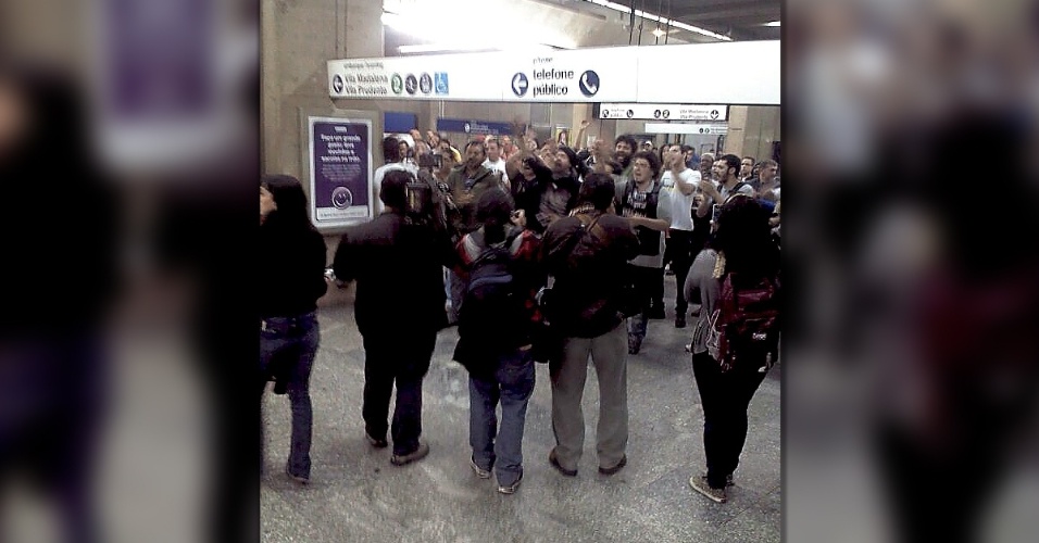9.jun.2014 - Polícia Militar entra na estação Ana Rosa, onde encontram-se funcionários em greve, pedindo a saída da imprensa para a entrada da Tropa de Choque. Funcionários pedem que o governo abra diálogo. Os trabalhadores também afirmam que o metrô está sem manutenção nos últimos dias
