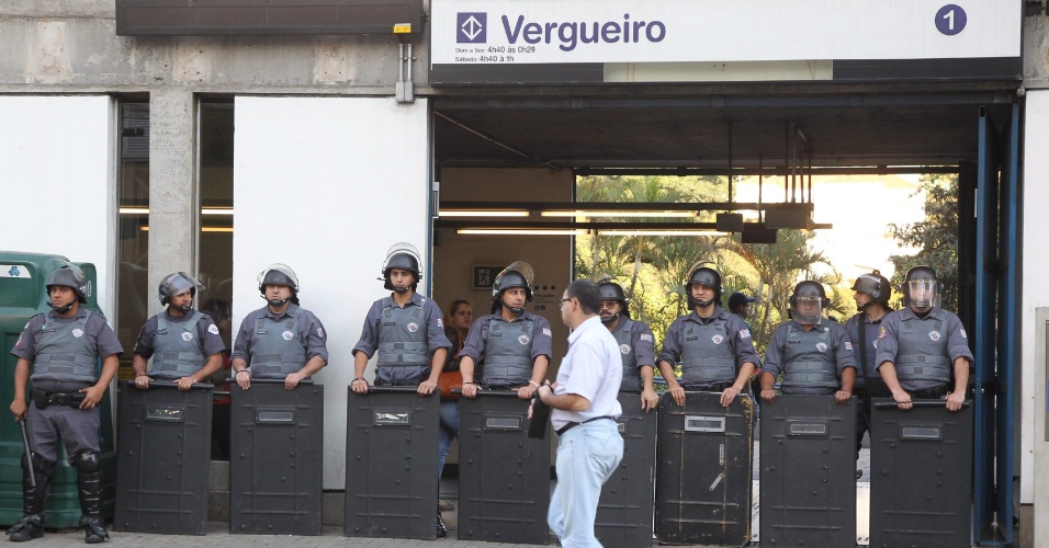 9.jun.2014 - Policiais reforçam a segurança na entrada da estação Vergueiro da linha 1-azul do metrô na manhã desta segunda-feira