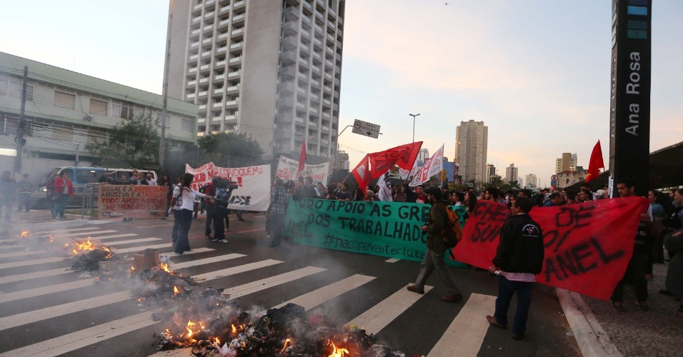9.jun.2014 - Protesto fecha rua próximo a estação Ana Rosa da linha 1-azul do metrô