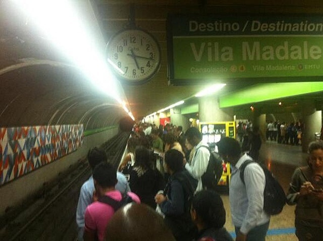 9.jun.2014 - Usuária do metrô posta foto da plataforma da estação Brigadeiro, na linha 2-verde, sentido Vila Madalena, por volta das 17h30 desta segunda-feira (9). Os paulistanos começam a enfrentar dificuldade para voltar para casa, no quinto dia de greve dos metroviários em São Paulo