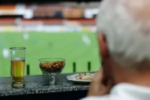 Cerveja e dose de cachaça grátis: bares lançam promoções para jogo do Brasil  na Copa