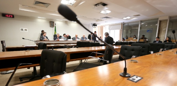 Em sessão quase vazia, o ex-diretor da Petrobras Paulo Roberto da Costa depõe na CPI no Senado - Pedro Ladeira/Folhapress