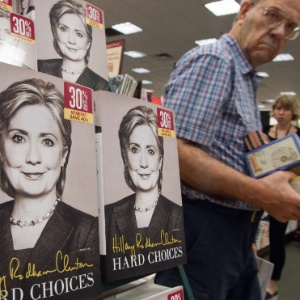 Livro da ex-secretária de Estado norte-americana Hillary Clinton, "Hard Choices" (Escolhas Difíceis), é exibido na livraria Barnes & Noble em Fairfax, Virgínia (EUA) - Paul J. Richards/AFP
