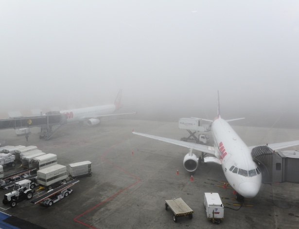 Forte neblina encobre pista do aeroporto Salgado Filho, na zona norte de Porto Alegre, na manhã desta terça-feira (10) - Ronaldo Bernardi/Agência RBS