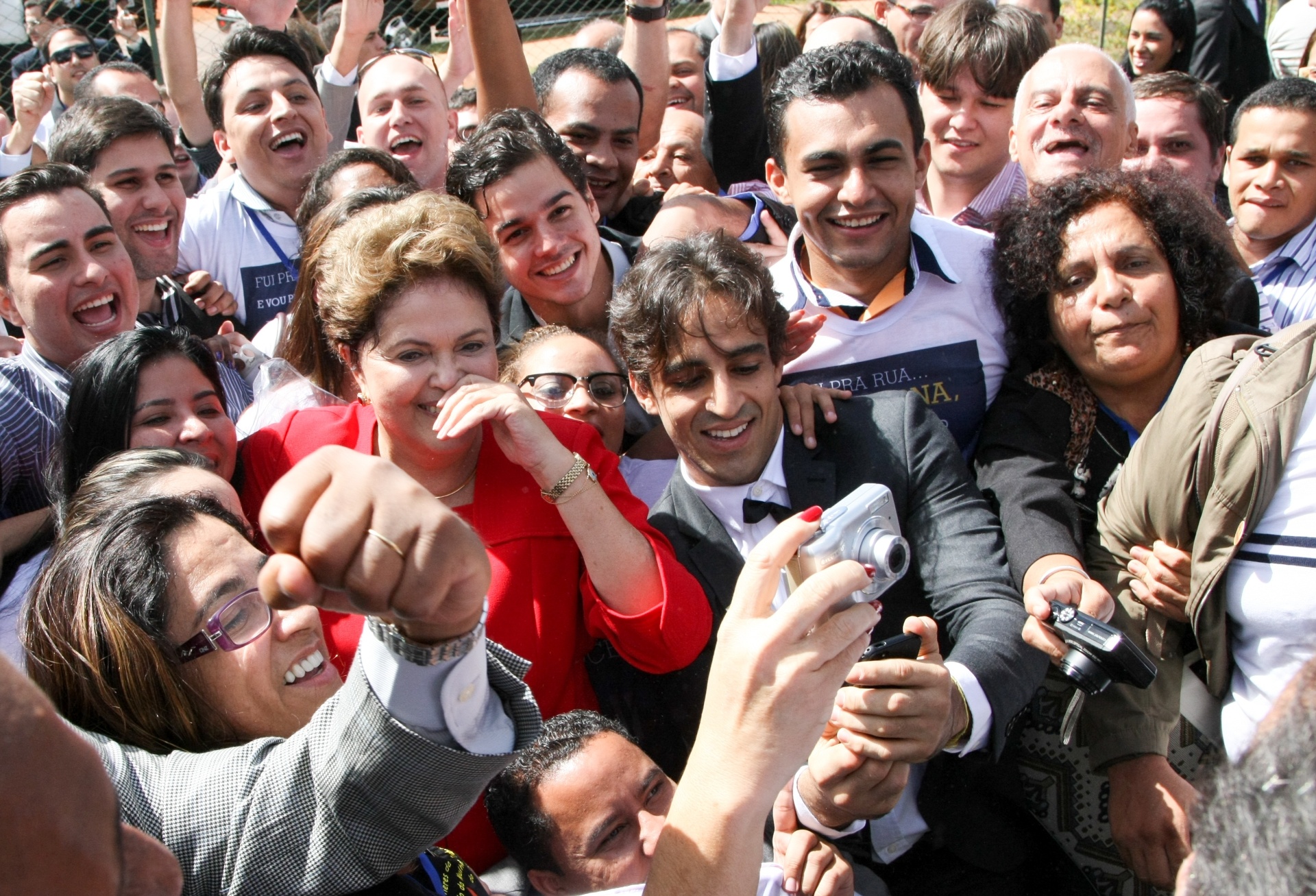 10.jun.2014 - Juventude do PDT tenta fazer uma selfie com a presidente Dilma Rousseff  na saída da convenção nacional do partido, nesta terça-feira (10). O PDT oficializou apoio à reeleição da presidente. Na votação, nenhum convencional levantou o crachá quando questionado quem era contra a aliança com a presidente - Joel Rodrigues/Folhapress