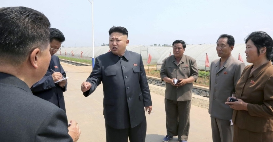 10.jun.2014 - O líder norte-coreano, Kim Jong-un dá orientação para camponeses de uma cooperativa em Pyongyang nesta terça-feira (10)