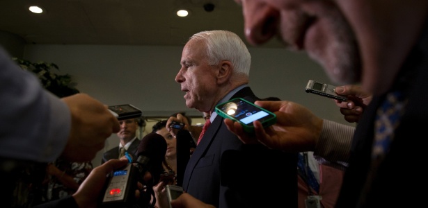 O senador republicano John McCain concede entrevista após reunião do Comitê de Forças Armadas sobre a troca do sargento Bowe Bergdahl por cinco membros do taleban presos.  - Stephen Crowley/The New York Times