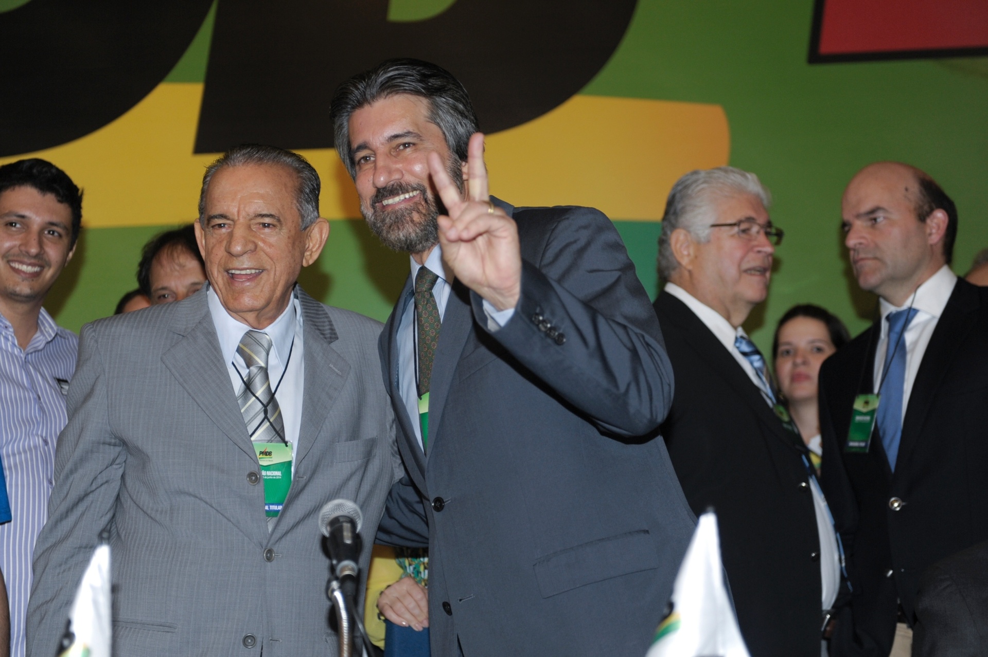 10.jun.2014 - O senador Valdir Raupp (PMDB-RO) faz sinal de vitória durante Convenção Nacional do PMDB, no auditório Petrônio Portela, nesta terça-feira (10). O partido decidiu manter a aliança com o PT firmada em 2010 e o apoio à presidente Dilma Rousseff à reeleição nas eleições de outubro - José Cruz/Agência Senado