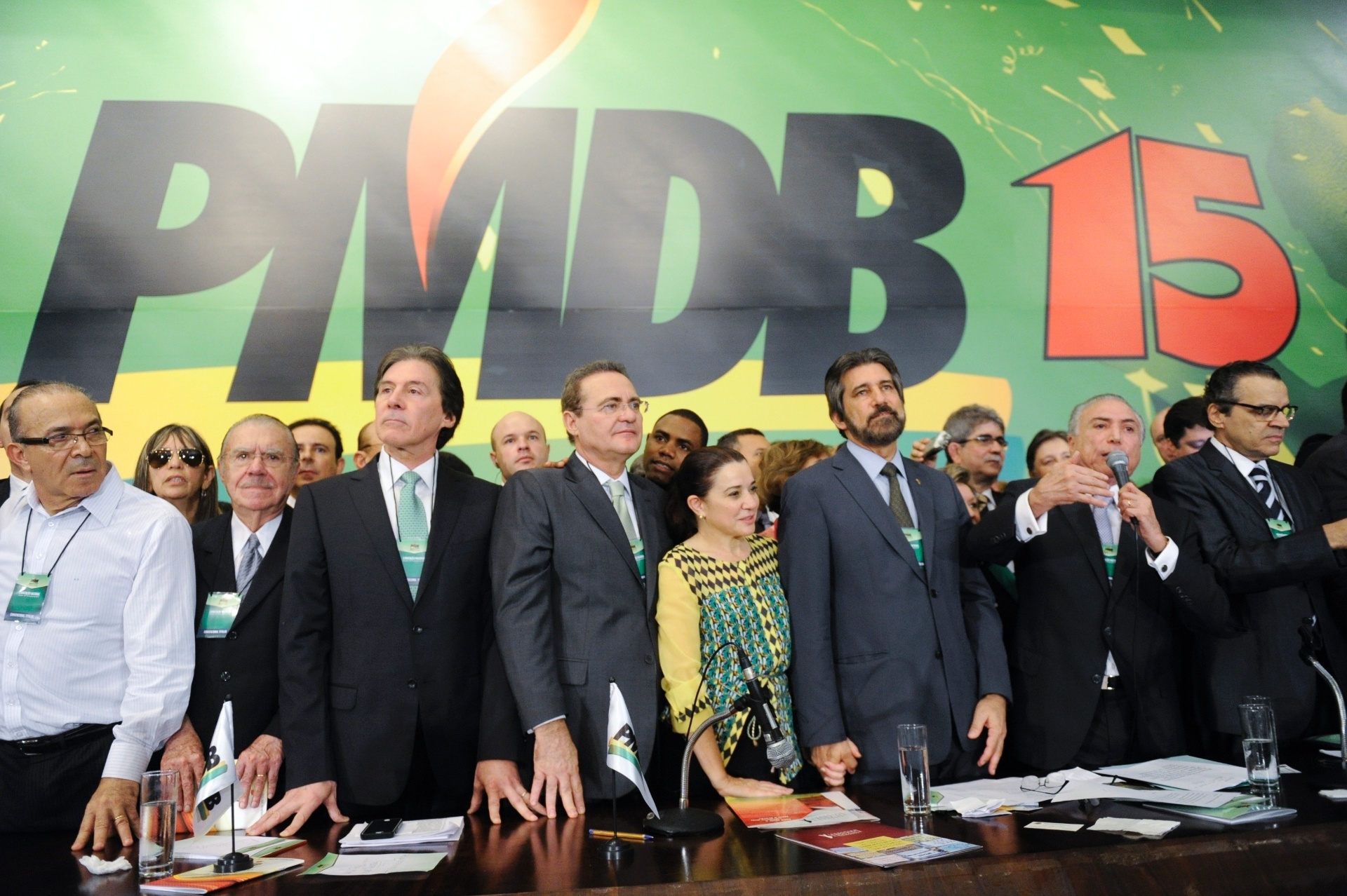 10.jun.2014 - Renan Calheiros (PMDB-AL) (centro) participa de Convenção Nacional do PMDB, no auditório Petrônio Portela, nesta terça-feira (10). O partido decidiu manter a aliança com o PT firmada em 2010 e o apoio à presidente Dilma Rousseff à reeleição nas eleições de outubro - Marcos Oliveira/Agência Senado