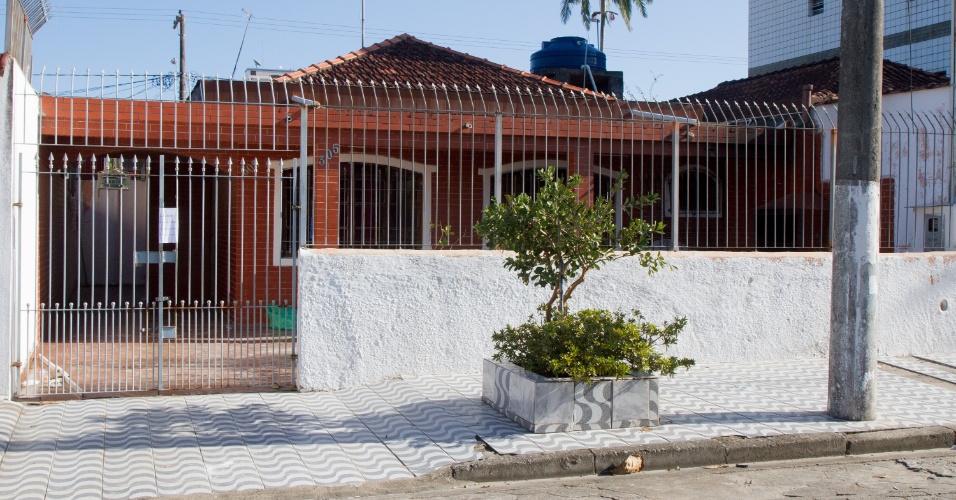 3.jun.2014 - A casa do eu Martins, na Praia Grande (SP), onde o corpo do zelador Jezi Lopes Souza, 63, foi encontrado esquartejado e sendo queimado na churrasqueira