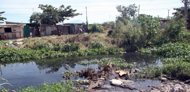 No Jardim Gramacho, em Duque de Caxias, na Baixada Fluminense, cerca de 20 mil moradores vivem sem saneamento básico - Zulmair Rocha/UOL