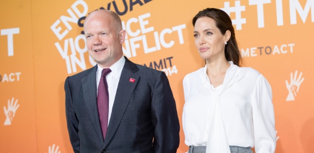 A atriz Angelina Jolie e o ministro das Relações Exteriores do Reino Unido, William Hague, participam de cúpula sobre violência sexual