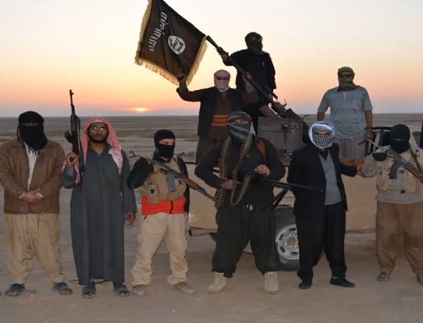 Imagem divulgada pelo grupo jihadista EIIL (Estado Islâmico do Iraque e Levante) mostra militantes na província de Nínive, no Iraque. O grupo tomou a cidade de Tikrit e libertou centenas de prisioneiros - EIIL/AFP