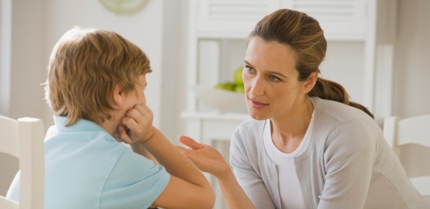 Mãe conversa com filho: os pais devem se esforçar para contar a verdade às crianças, pois elas percebem quando um adulto está omitindo informações, aponta um novo estudo - Getty Images